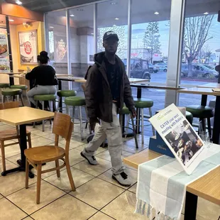 Black guy selling fake apple products to Rubio customers.