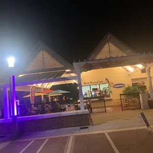 the outside of the restaurant at night