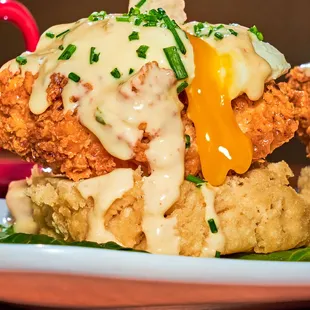 fried chicken with gravy and gravy sauce