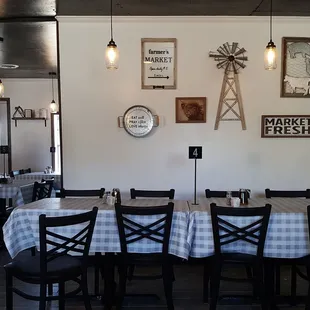 Cute place, breakfast and lunch only.