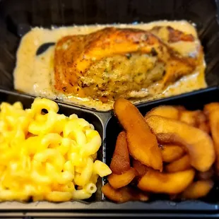 Stuffed salmon with crabmeat, mac&amp;cheese and apples