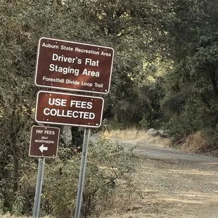 Sign at the beginning on the drive down to the river
