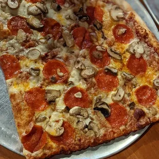 Pep and mushroom pizza