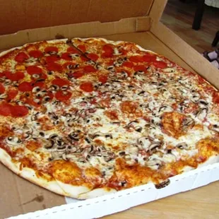 Extra-large pizza with mushroom and pepperoni!  It&apos;s so big...