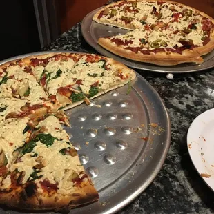 Vegan pizza with vegan cheeze.