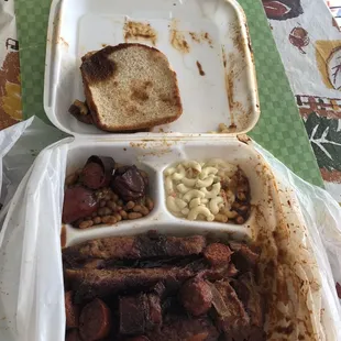 a tray of ribs, macaroni, and cheese