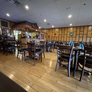 Dining room set for dinner service