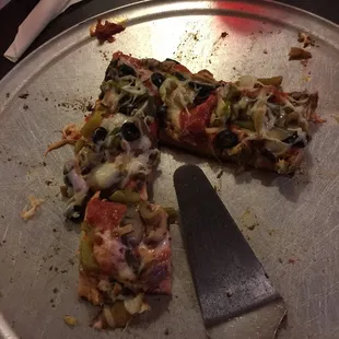 A few remnants of the delicious pizza.