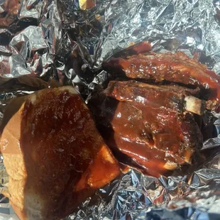 Rib sandwich with sauce