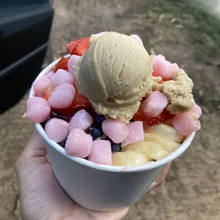 Pitaya bowl, with additional mochi bits and Ruka cookie dough. The toppings are so generous