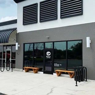 the outside of a coffeehouse