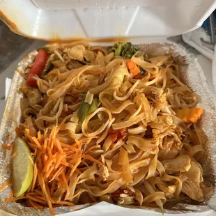 Pad Thai with veggies and chicken