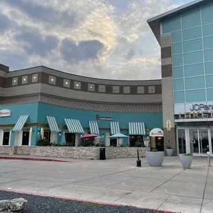 Outside at Lakeline Mall. Looks depressing.
