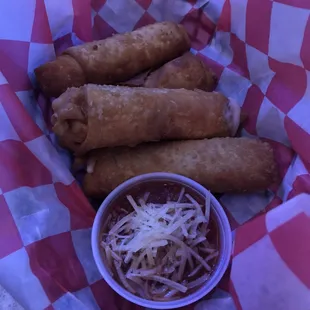 Mozzarella wontons with marinara