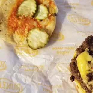 No ketchup??? Rest is on the burger makes inedible