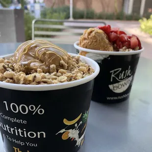 Beach bowl with almond butter and strawberries (extra topping = +$1.00)