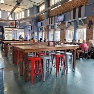 Not busy, lots of people working, worst service!!