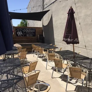 Brunch and a outdoor patio bar?!? Yes!!!
