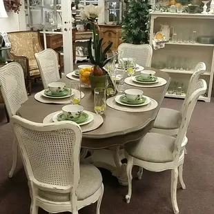 Beautiful dining set with 6 chairs. This set can be round or add two leafs to extend to a large set!
