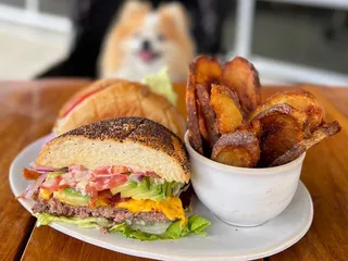 Roger Bar & Restaurant