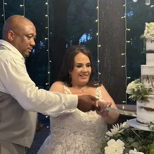 Bridal couple cutting their cake.