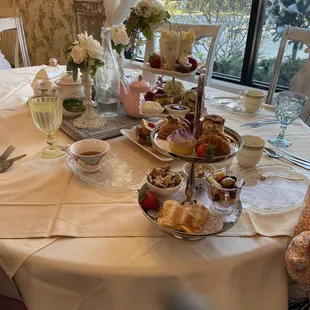 Table setting with the tea trees