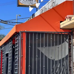 the outside of a restaurant