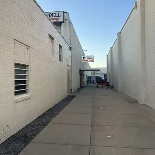 The alley way to get in