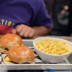 Kids Sliders with macaroni and cheese