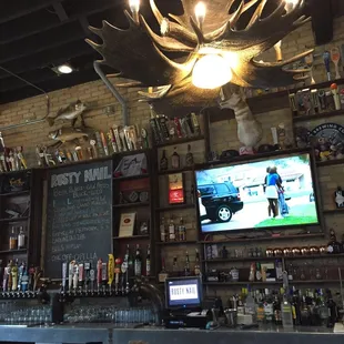 Cute bar. Lakeside wildlife deco to give a cabiny feel. Good selection of beer includes Lagunitas, Bells, NE MPLS: Bauhaus &amp; Indeed.