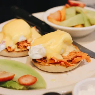 Salmon Benedict | (ig: @alisa.eats.food) |