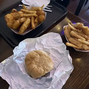 Burger Large Fish Basket (3 Fish Filets) Hushpuppies Chips