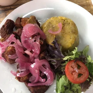 Carne frita con mofongo. Yum!