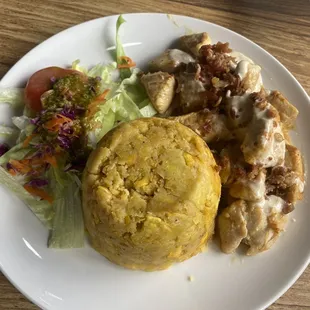 Mofongo Pechuga a la plancha con salsa de ajo y bacon /Grill chicken breast top it with garlic sauce and bacon bits.
