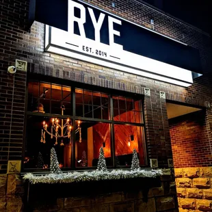 the outside of a restaurant at night