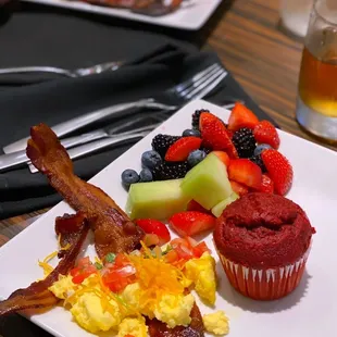 a plate of breakfast foods