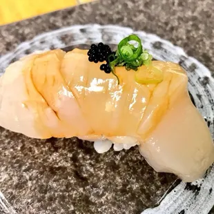 Muki Hotate (Fresh Scallop, Japan) it's sweet and succulent, firm but melt in your mouth.