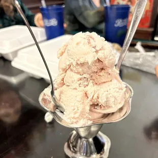 Strawberry ice cream (1 scoop)