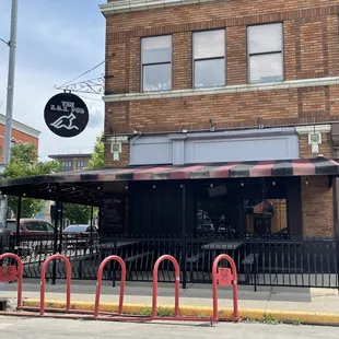 the outside of a restaurant