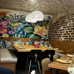 Beautiful decor and perfect for a small group. Every detail is thought out and elegant. Special.