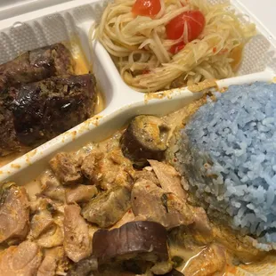 Red curry &amp; Lao sausage combo with papaya salad