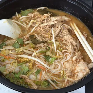 L7. Red Curry Chicken Noodle Soup (Khao Poon)