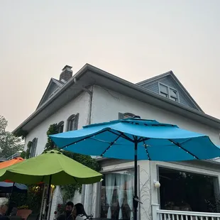 the outside of the restaurant