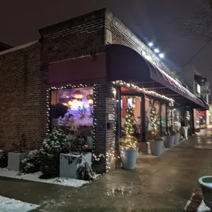 the outside of a restaurant at night