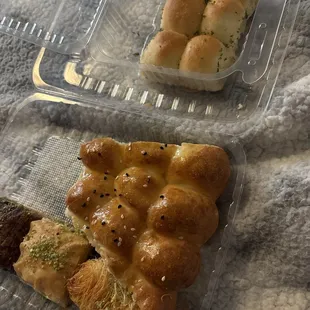 The jalapeño cream cheese bread on the right is AMAZINGGGG! Everything is so fresh and delicious