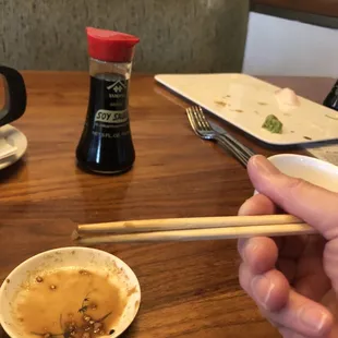 Showing that even holding the chopsticks incorrectly, I can pick up a single grain of rice. And the 2nd dirty plate she still hadn&apos;t taken.
