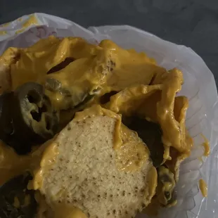 Compramos nachos y estaban súper malos son nachos muy viejos y el queso esta grumoso. La nieve esta muy vieja también