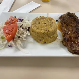 Mofongo con Bistec y ensalada