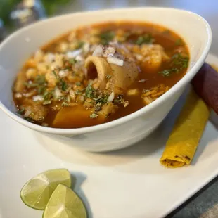 Delicioso Menudo con tortillas hechas a mano
