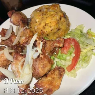 "Chicharron" de pollo and mofongo